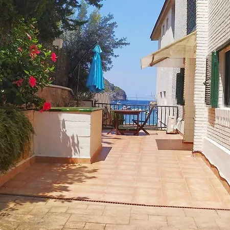 Promenade Apartment. *
